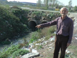 Kocaeli'deki kanaldan akan koyu renkli su halkı korkuttu