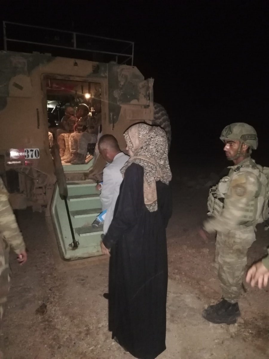 Türk askeri Suriyeli hamile kadını hastaneye yetiştirdi