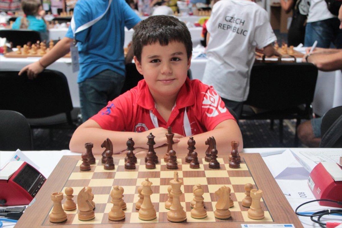 8 yaşındaki satranç şampiyonu, büyük usta olma yolunda