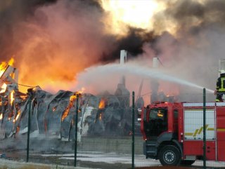 Konya'daki bir fabrika cayır cayır yandı 