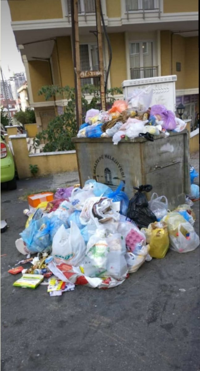 İstanbul Maltepe'de çöp tepeleri oluştu