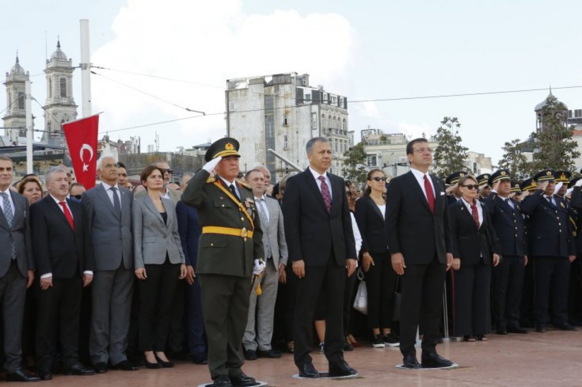 Sezgin Tanrıkulu 29 Ekim töreninde en öne geçmeye çalıştı