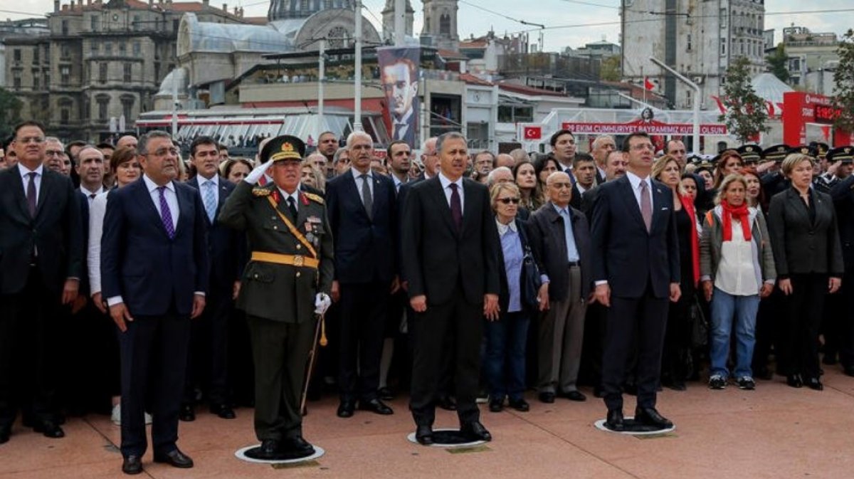 Sezgin Tanrıkulu 29 Ekim töreninde en öne geçmeye çalıştı