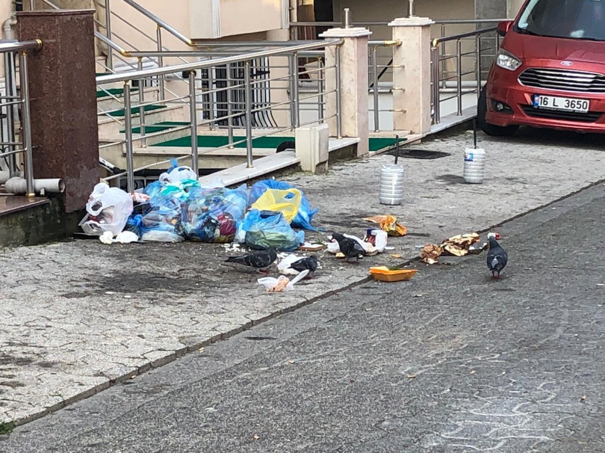 Ataşehir'de toplanmayan çöpler