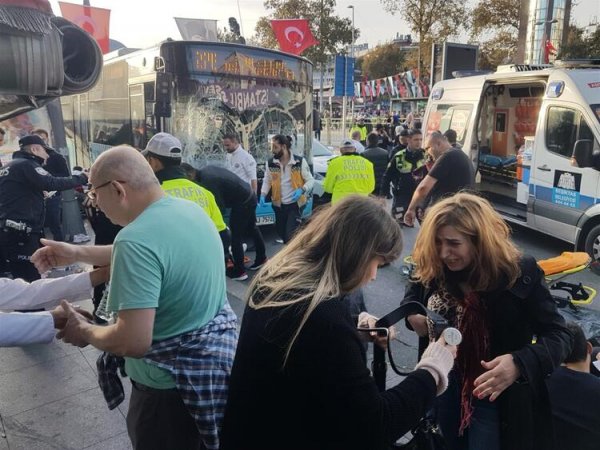 Beşiktaş'ta halk otobüsü durağa daldı