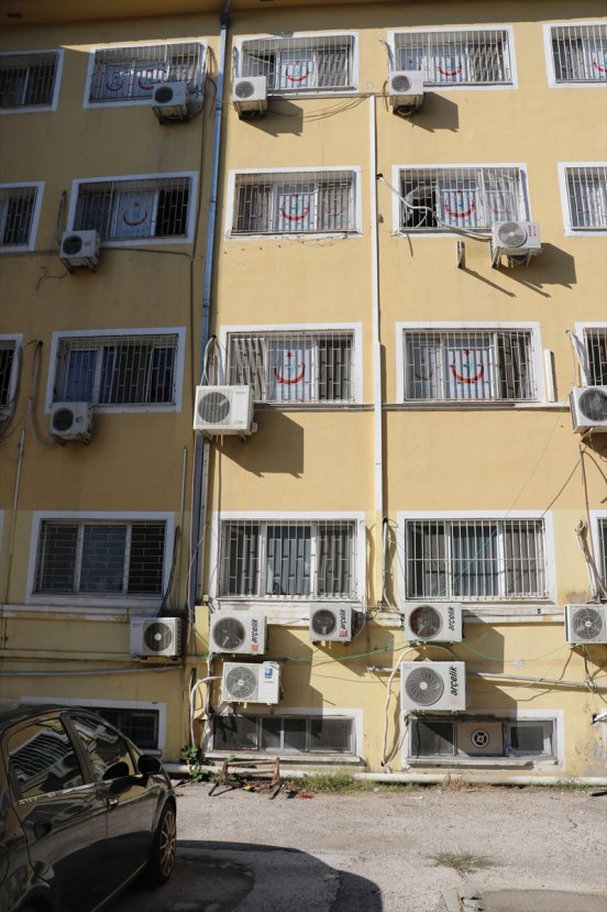 Adana�da pencere önüne bırakılan bebek düşüp öldü