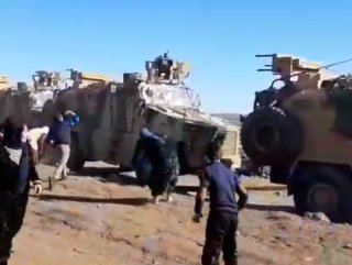 YPG'liler Türk askerini taşladı