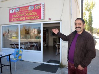 Van'da işleri iyi gitmeyen esnaf tabelasını ters çevirdi