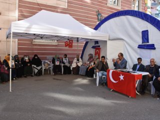 Diyarbakır'da HDP binası önünde protestolar devam ediyor