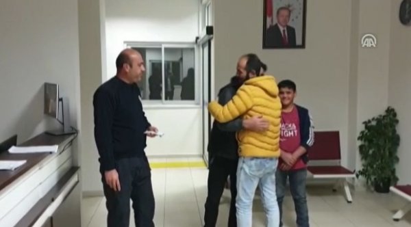 Suriyeli baba ve oğlu, cüzdanı kaybolan kişiyi sevindirdi