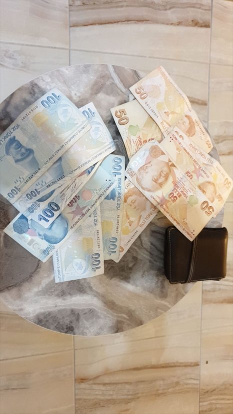 Suriyeli baba ve oğlu, cüzdanı kaybolan kişiyi sevindirdi