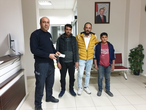 Suriyeli baba ve oğlu, cüzdanı kaybolan kişiyi sevindirdi