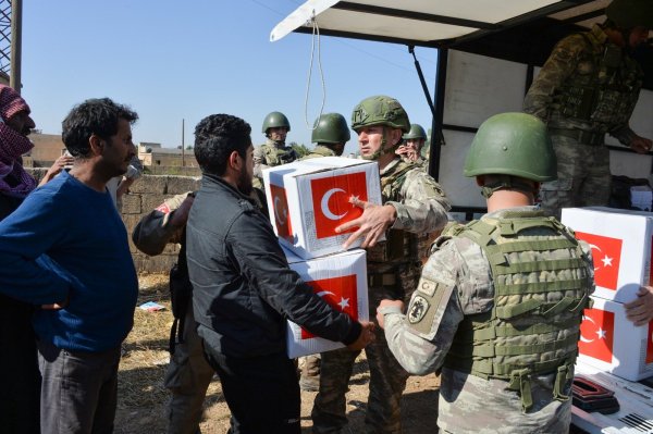 Türk askeri Suriye'de yardımlarına devam ediyor