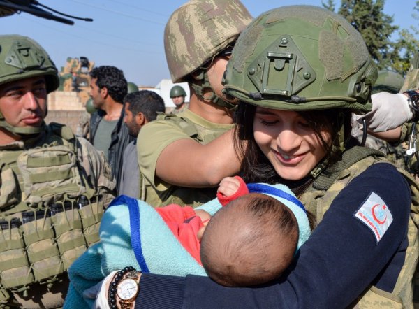 Türk askeri Suriye'de yardımlarına devam ediyor