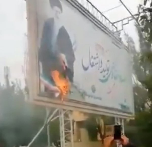 İran'da Hamaney'in posterini yaktılar 