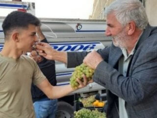 Suriye sınırındaki vatandaş, Mehmetçiğe meyve ikram etti