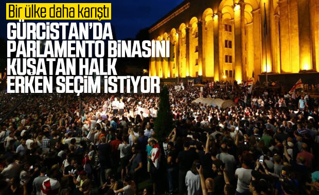 Gürcistan'da halk sokaklarda