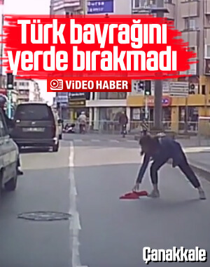 Caddeye düşen Türk bayrağını yerden aldı