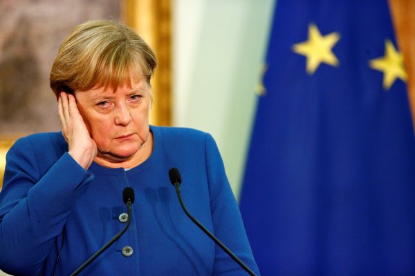 Merkel, 'Türkiye'ye yardım edelim' diyor
