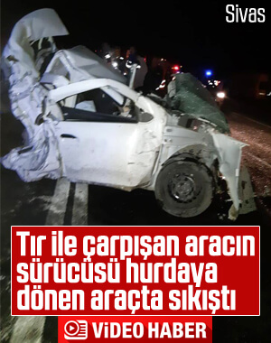 Sivas'ta tır ile çarpışan aracın sürücüsü araçta sıkıştı