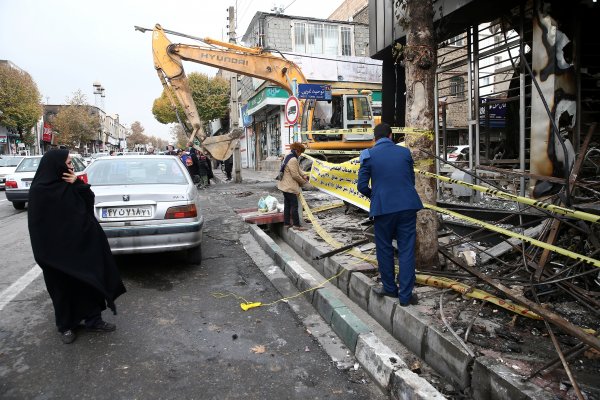 İran'da göstericiler 900'den fazla bankayı yaktı 