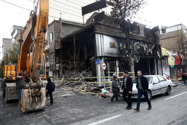 İran'da göstericiler 900'den fazla bankayı yaktı 