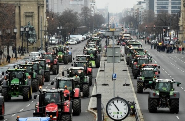 Almanya'da çiftçiler tarım politikasını protesto etti