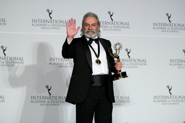 Haluk Bilginer Emmy Ödüllerinde en iyi erkek oyuncu seçildi