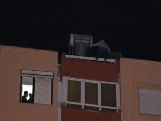 Binanın çatısından sarkan kadını cips yiyerek izlediler #1