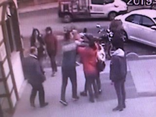 Minibüsçü aracından inen genç kızları darbetti #1
