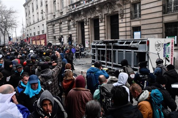 Fransa'da grev devam ediyor