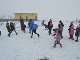 Ağrı'da öğrencilerin kar topu savaşı 
