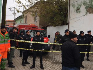 Konya'da iki katlı kerpiç bina çöktü 