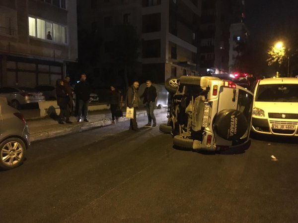 Kadıköy'de eşinin park etmesini beğenmeyip kaza yaptı