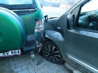 Ardahan'da köpeğe çarpmamak için kaza yaptı 