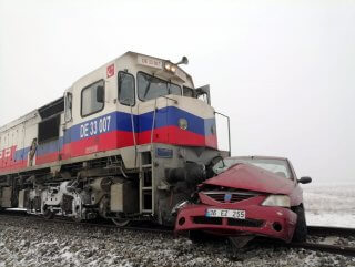 Kars'ta tren kazası: 3 ölü 3 yaralı