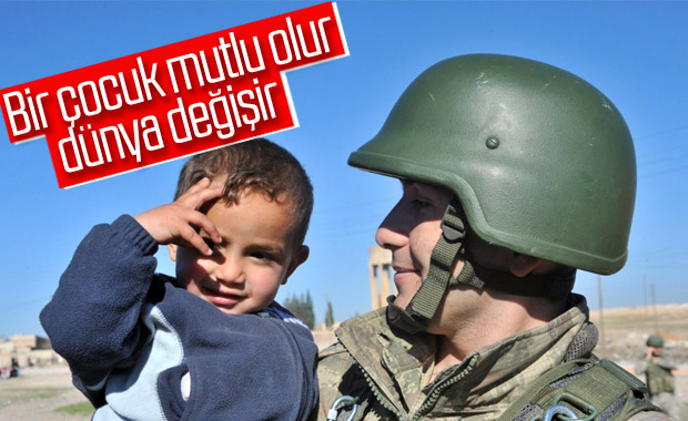 Mehmetçik Resulayn'da çocukları sevindiriyor