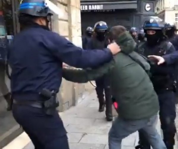 Fransız polisinden muhabire şiddet 