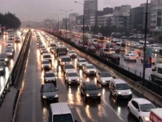 İstanbul yağmura hazırlıksız yakalandı 