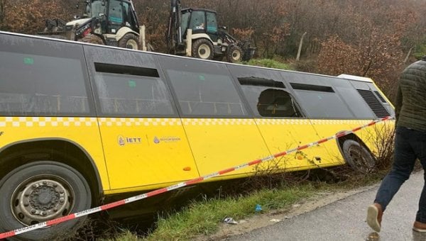Çekmeköy'de İETT otobüsü yan yattı: 1'i ağır 12 yaralı