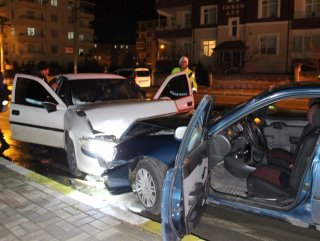 İki otomobil köprü çıkışında çarpıştı: 6 yaralı