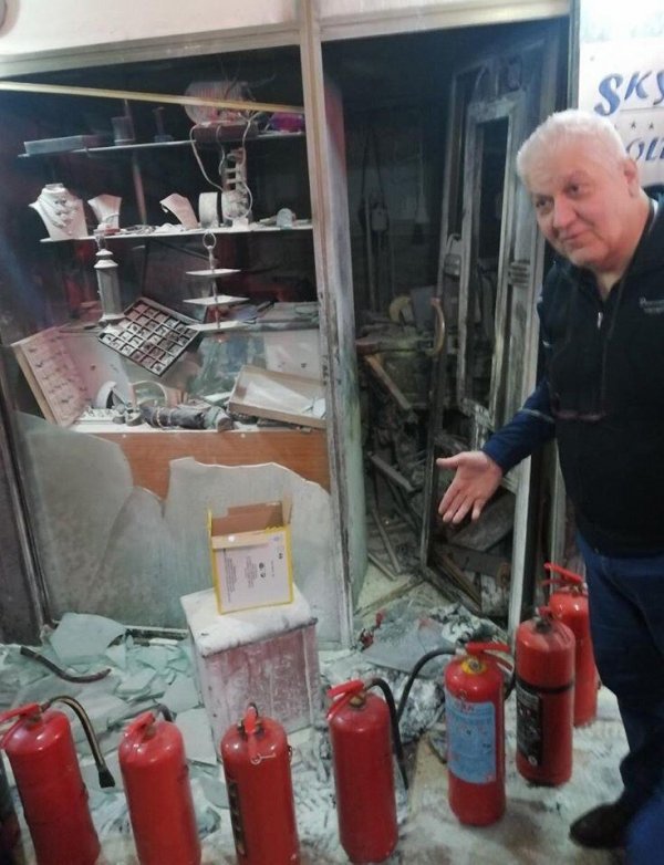 İzmir'de bir kuyumcu dükkanında patlama meydana geldi