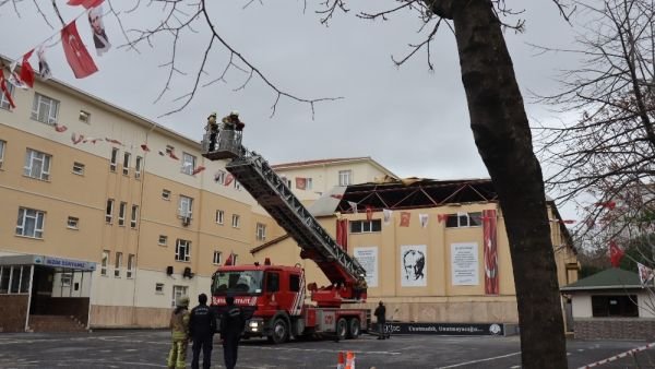 İstanbul'da fırtına: Ağaç yayaların üzerine devrildi