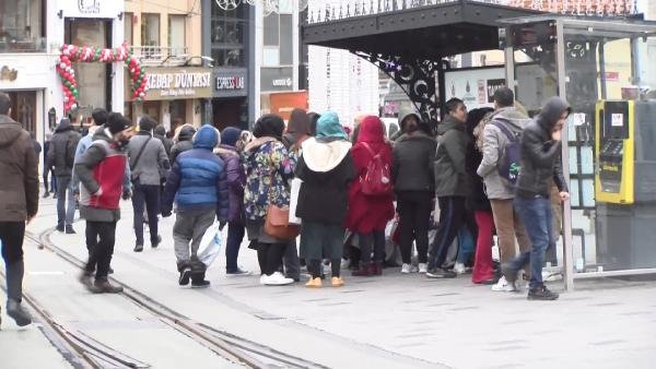 İstanbul'da fırtına: Ağaç yayaların üzerine devrildi