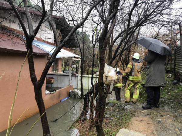 Ümraniye’de sağanak yağış nedeniyle evi su bastı