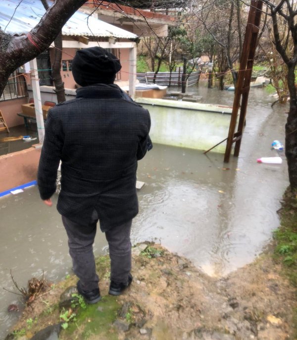 Ümraniye’de sağanak yağış nedeniyle evi su bastı