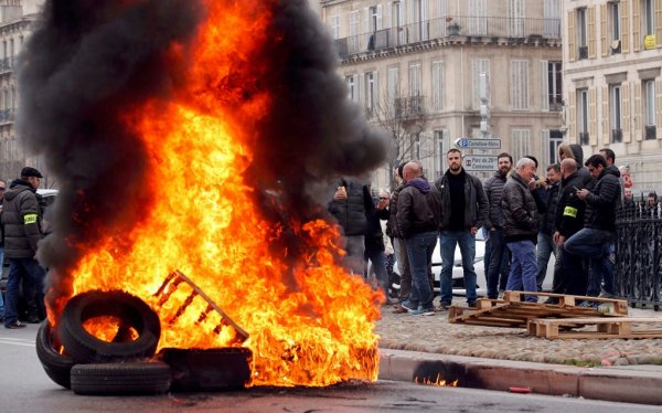Fransa'da protestolara yeni bir grup katıldı: Mavi Tulumlular