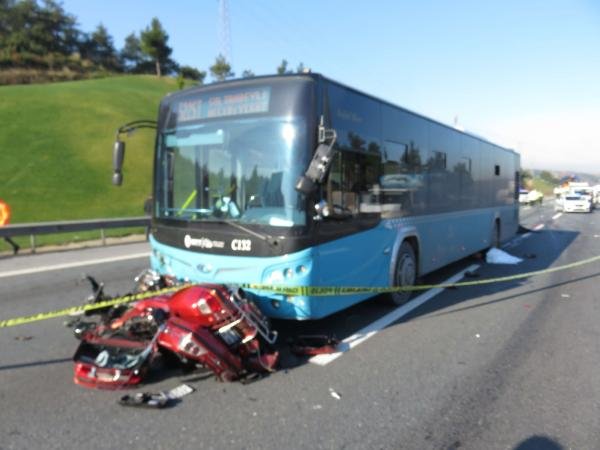 TEM Otoyolunda ölümlü trafik kazası! Motorsiklet halk otobüsünün altına girdi