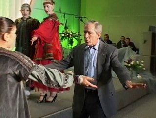 Putin ile Bush'un Rus kızlarıyla dansı