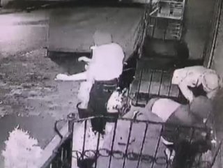 Hırsızların rahat tavırları kamerada